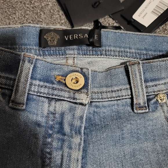 🌟Host Pick🌟VERSACE Floral Embroidered Jeans size 25 - Picture 4 of 14